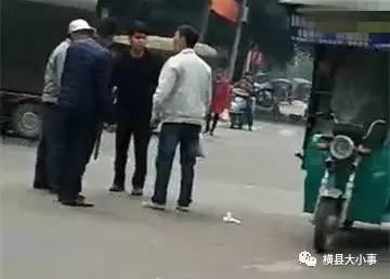 俩老头打架吃瓜,俩老头激情对决，围观群众纷纷吃瓜