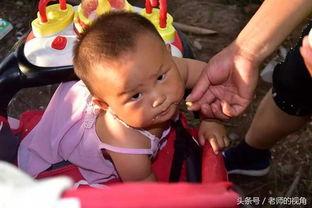 抱着小孩吃瓜